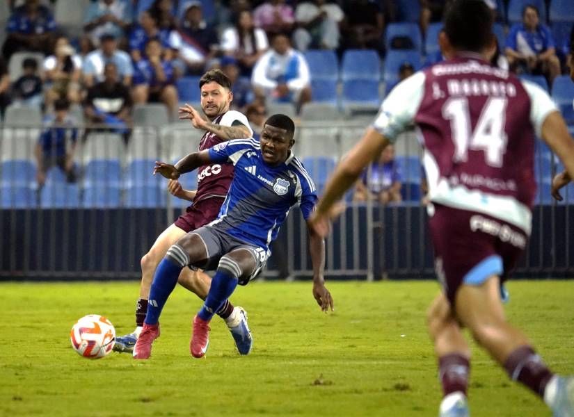 Jugadores de ambos clubes disputando el balón.