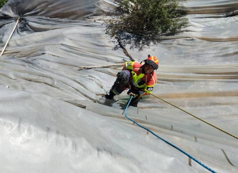 Un bombero rescata al perro de una quebrada.
