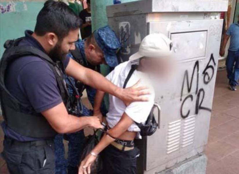 Agentes Metropolitanos de Guayaquil durante la captura de un hombre acusado de robo en la Bahía.