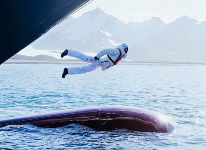 Fotografía de Mathieu Forget volando en la Antártida.