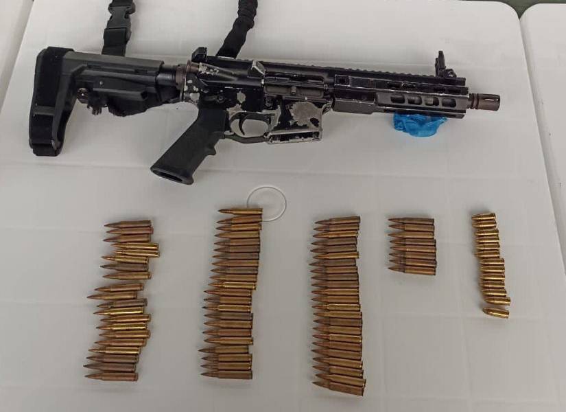 Imagen del fusil con el que fueron capturados dos menores de edad en Esmeraldas, en octubre del 2023.