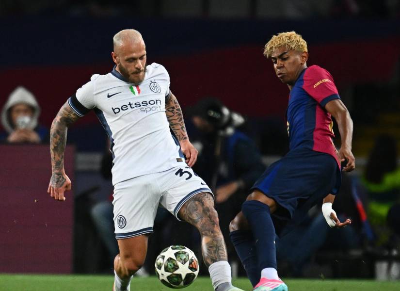 Di Marco disputa el balón con Lamine Yamal por la semifinal de ida de la Champions League