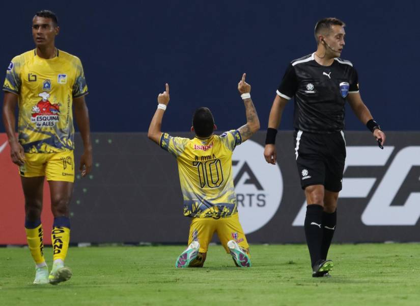 Braian Oyola celebrando su último gol con la camiseta del Delfín.