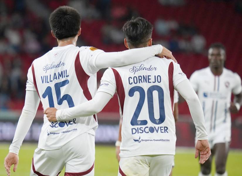 Gabriel Villamil y Fernando Cornejo, jugadores de Liga de Quito en el partido ante Orense SC por la cuarta fecha del hexagonal principal de la LigaPro