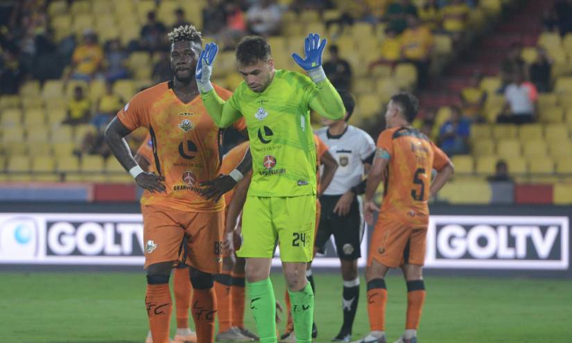 Juan Bolado, arquero de Libertad, haciendo el gesto que no había tocado a Janner Corozo.