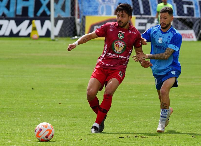 El volante de Mushuc Runa, Nicolás Dávila, disputa el balón con Pablo González de Macará por la fecha 26 de la Liga Ecuabet conectada por Xtrim