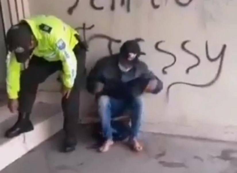 Un policía dona sus botas en plena calle a migrante adolescente