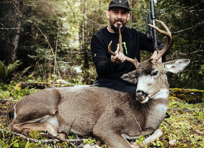 Marlon Chito Vera desata polémica tras publicar fotos cazando un ciervo