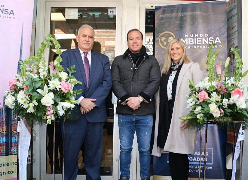 Foto del vicepresidente de Ambiensa, Stefano Ferretti, y Rhonda Cevallos, vicepresidenta de Planificación y Desarrollo de Ambiensa, en la apertura de la oficina en Nueva York.