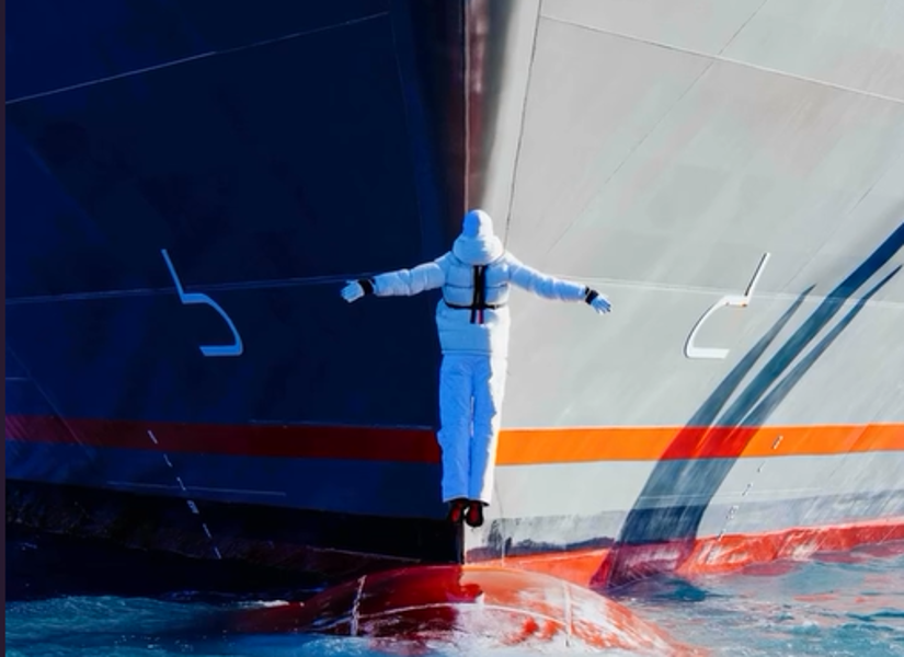 Fotografía de Mathieu Forget volando en la Antártida.