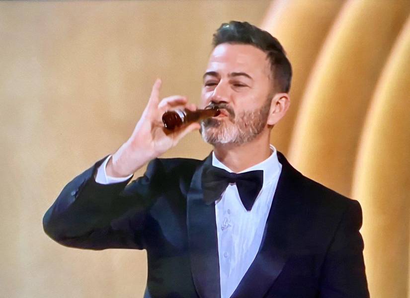 El presentador Jimmy Kimmel, alzó su tequila y brindó con todos.