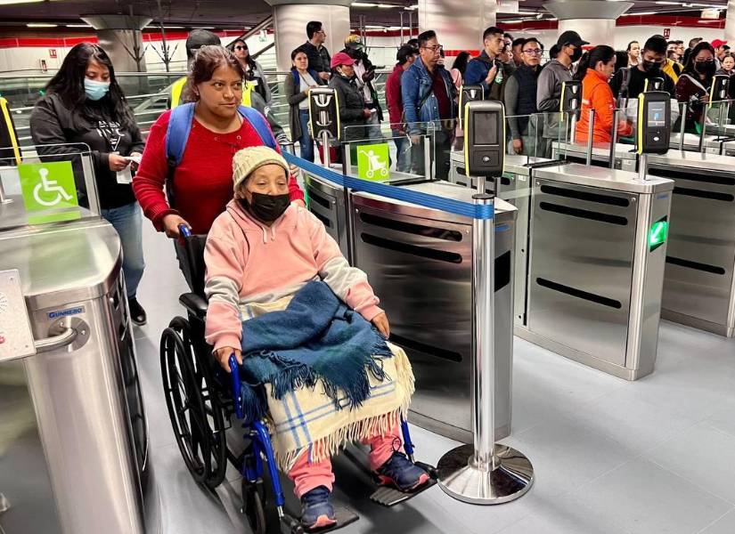 Personas con discapacidad acceden a las estaciones.