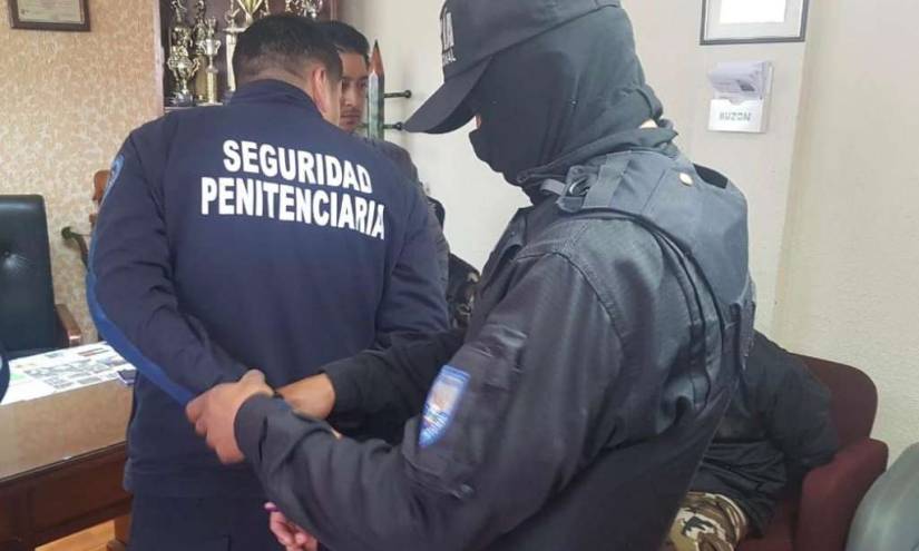 6 guías penitenciarios detenidos en operativo en CRS de Ambato