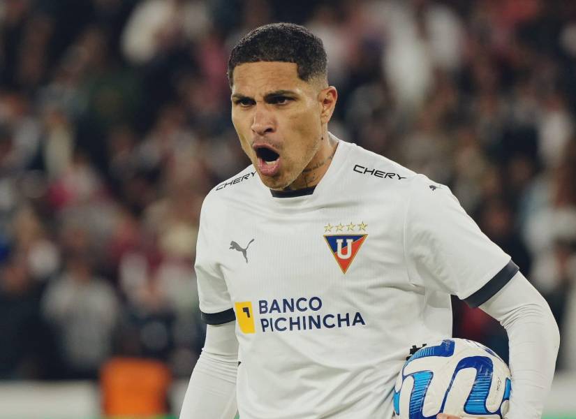 El delantero Paolo Guerrero celebra un gol con Liga de Quito