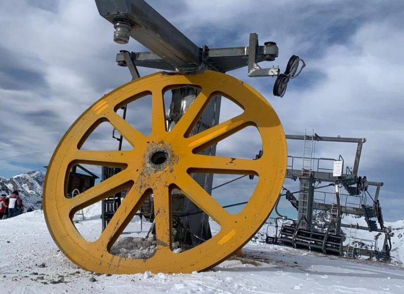 Rueda que se cayó tras romperse la pieza delicada que la sostenía.