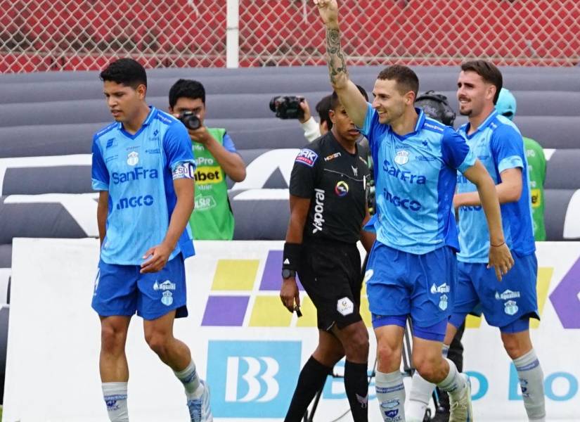 Jugadores de Macará celebrando la goleada.