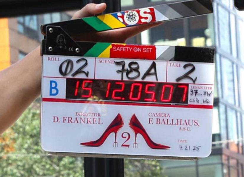 Claqueta de rodaje, indicando la escena y la toma que se está grabando.