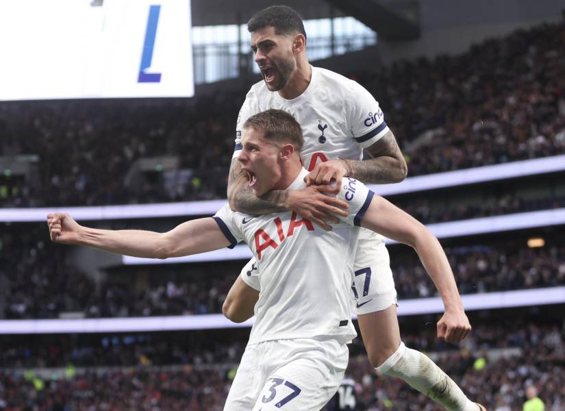 Micky van de Ven y Cristian Romero festejando un gol.