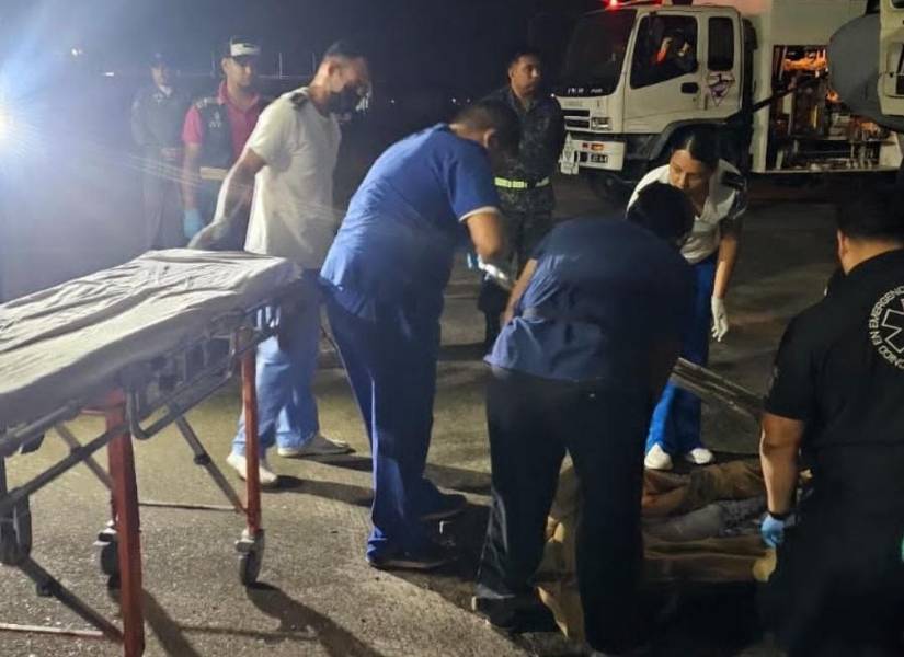 Policía y personal médico de Honduras rescata a personas heridas del accidente aéreo.