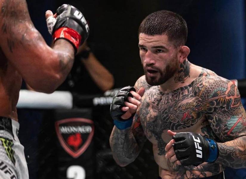Sean Brady en una pelea de la UFC