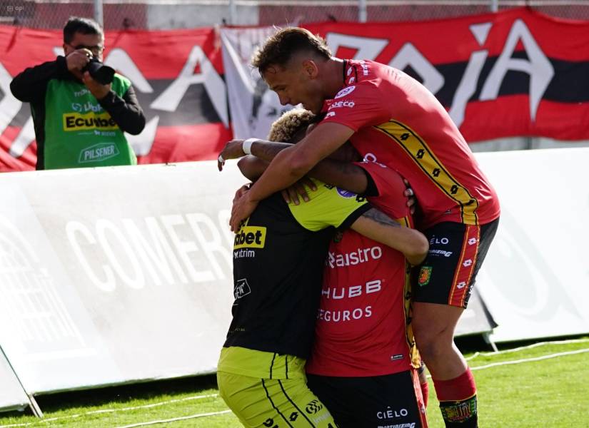 Jugadores del Deportivo Cuenca celebran el gol de propia puerta de José Marrufo, jugador de Macará