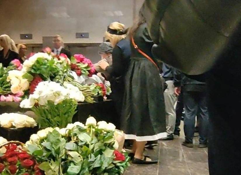 Familiares y amigos enviaron rosas al funeral.