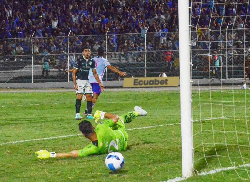 El gol de Facundo Castelli para el 0-1 de Emelec en Machala ante Orense.
