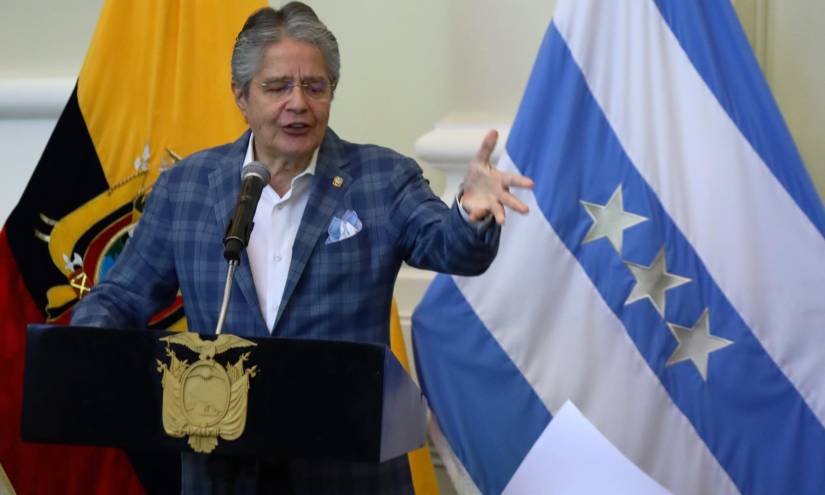 En un acto simbólico, Guillermo Lasso tiró a un basurero la 'Ley Mordaza'.