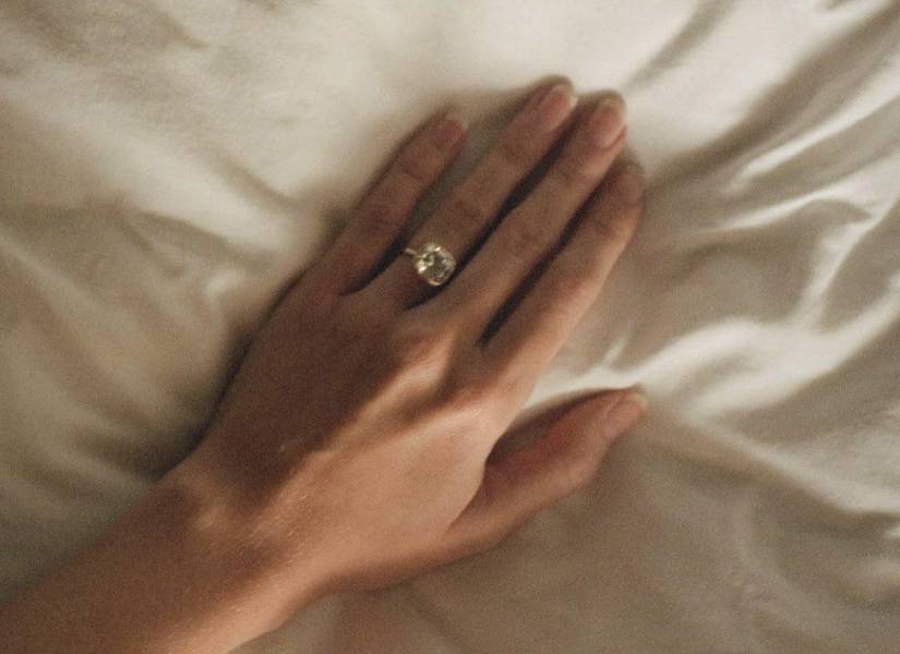 Fotografía del anillo de compromiso de Hemsworth y Brooks.