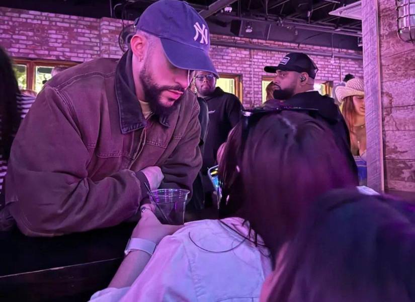 Bad Bunny en el bar de Nashville, donde fue captado por los clientes junto a otro hombre.