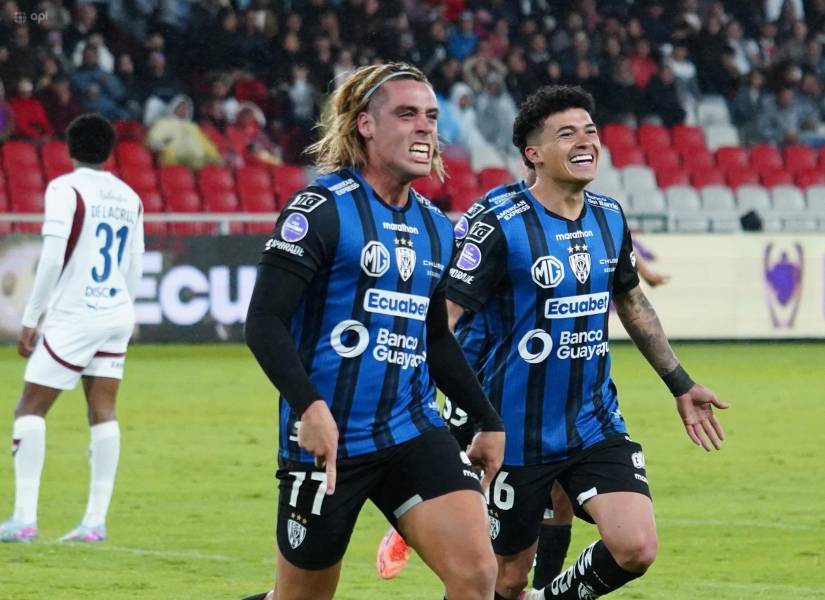 El delantero de Independiente del Valle, Claudio Spinelli, celebra un gol contra Liga de Quito.
