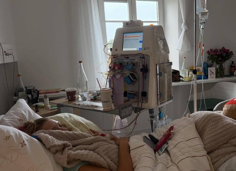 Bella conectada a una máquina de hospital.