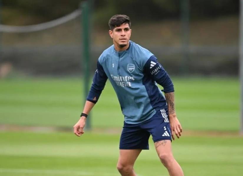 Piero Hincapié en un entrenamiento con el Arsenal.