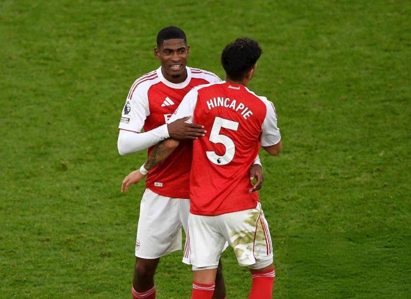 Mikel Arteta considera que Piero Hincapié y Cristhian Mosquera compiten por el puesto.