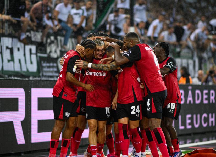 Jugadores del Bayer Leverkusen celebran el gol de la victoria ante el Mönchengladbach
