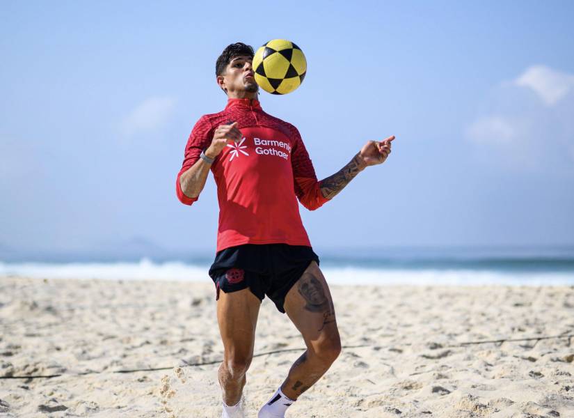 Piero Hincapié entrena con el Bayer Leverkusen en Brasil.