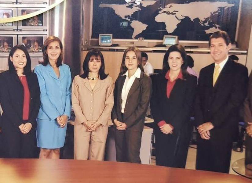 María Cecilia Largacha junto a varios compañeros del área de Noticias en la redacción de Televistazo.