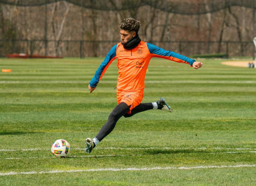 Jeremy Sarmiento en el entrenamiento de la Selección de Ecuador