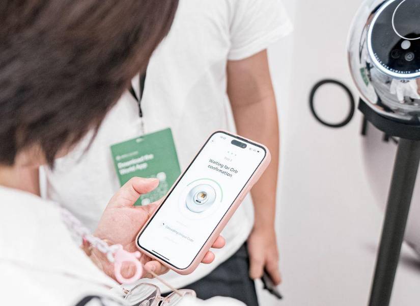 Una persona en Singapur, esperando la confirmación de su identidad en Worldcoin