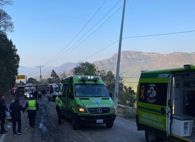 Al menos 14 muertos al volcarse un autobús en el centro de México