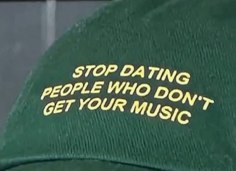 Gorra de Bad Bunny con la aparente indirecta a Kendall.