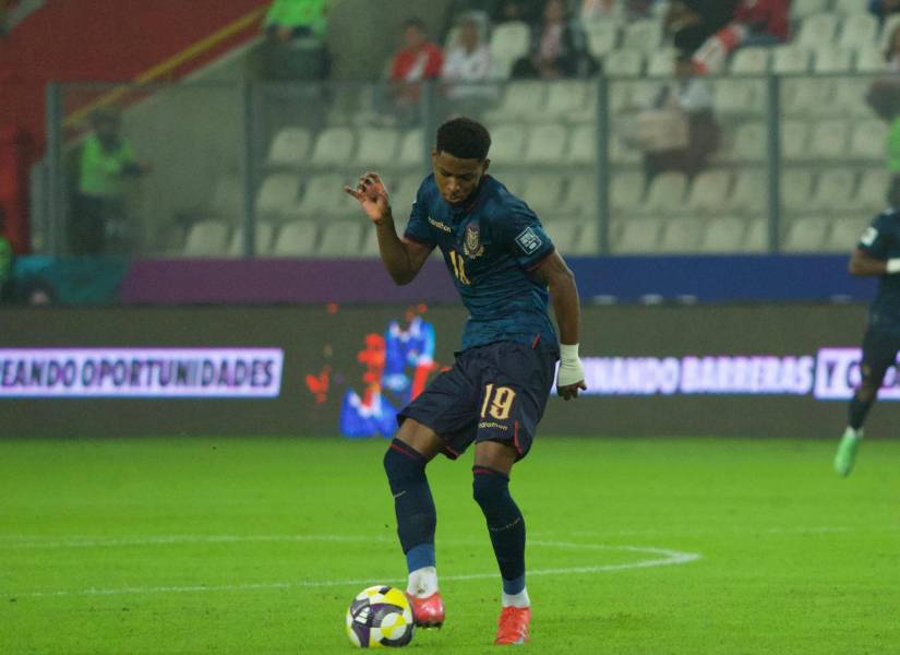 Nilson Angulo controla el balón en el partido contra Perú por las Eliminatorias Sudamericanas