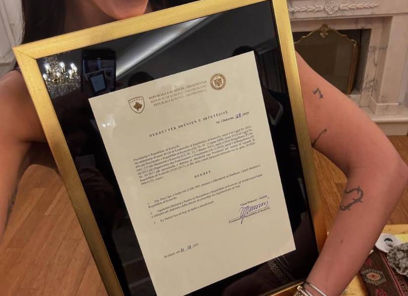 Placa de reconocimiento de la ciudadanía de Dua Lipa.