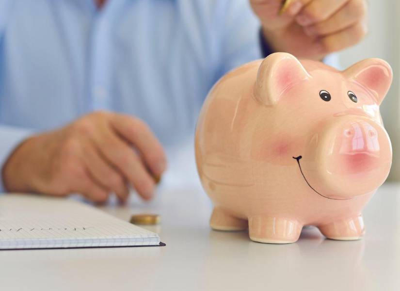 Imagen referencial: Hombre aportando a su fondo de ahorros.