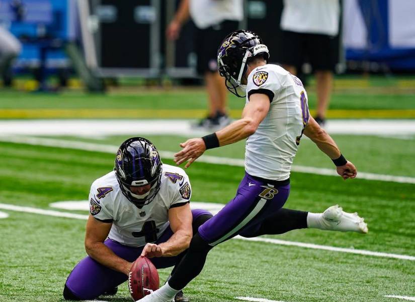 Justin Tucker posee el récord del gol de campo más largo de la NFL, con 66 yardas de distancia