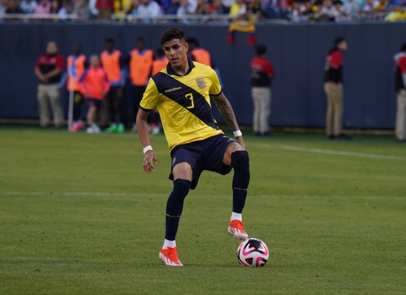 Hincapié ha jugado de lateral zurdo en el Bayer Leverkusen.