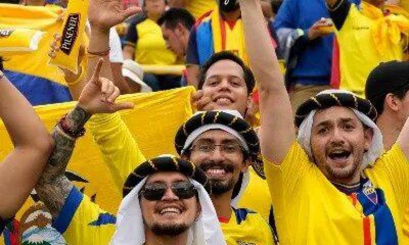 Qatar 2022: ¿Falsos hinchas?aficionados árabes apoyan a Ecuador en el Mundial