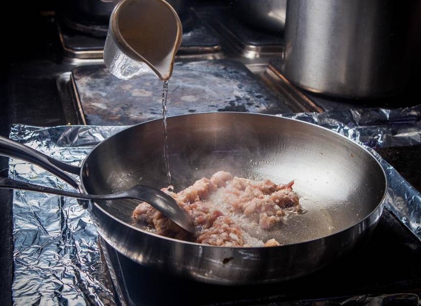 Imagen de una sartén de aluminio.