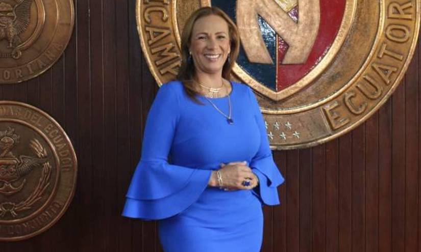 Lucía Vallecilla posa con el escudo de El Nacional