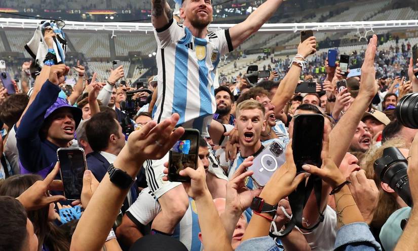 Lionel Messi, jugador de la selección de Argentina levanta la Copa del Mundo